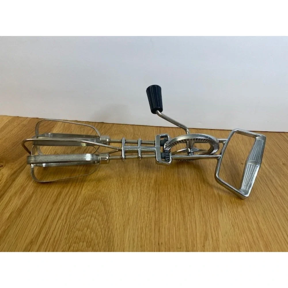 Hand Crank Egg Beater Kitchen Tool Silver Good Vintage Manual Rotary